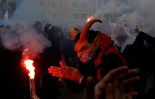 У Празі водометами і сльозогінним газом розігнали учасників акції проти жорсткого карантину (фоторепортаж)