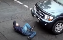 Одессит бросился под колеса автомобиля: инцидент попал на видео