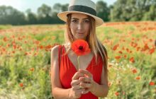 Українську телеведучу в Індонезії запроторили в мавпник