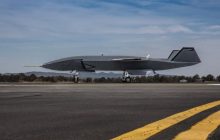 Беспилотный ведомый Boeing совершил первые пробежки по аэродрому (видео)
