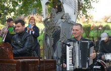 В Черновцах открыли памятник, посвященный песне «Хава Нагила» (фото)