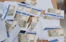 Деньги в конвертах: кандидата в депутаты Киевсовета поймали на подкупе избирателей (фото)