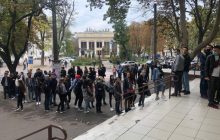 В Одесі біля виборчих дільниць утворилися величезні черги (фото)