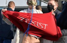 Зеленского на избирательном участке атаковала активистка Femen без трусов (фоторепортаж)