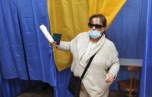 Носы поверх масок и дети на участках: как проходят местные выборы (фоторепортаж УНИАН)