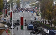 Білоруси виходять на марш протесту: до Мінська стягують спецтехніку, закрили три станції метро (відео)