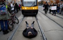 В Польше протестующие заблокировали ряд дорог из-за запрета абортов (фоторепортаж)