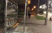 У Києві п'яний велосипедист в'їхав у скляну зупинку й розбив її: інцидент потрапив на відео