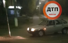 У Києві п'яний водій тричі врізався в дорожній знак, припаркувався й заснув (відео)