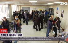 Ночували на східцях: в Одесі голови дільниць добу не можуть здати протоколи до ТВК (відео)