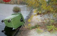 У Києві невідомі кинули контейнери зі сміттям у Дніпро (фото)