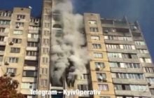У Києві спалахнула квартира у багатоповерхівці на Троєщині (відео)