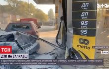 В Одесі некероване авто влетіло в заправку: люди дивом врятувалися (відео)