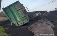 На Дніпропетровщині розслідують умисне пошкодження колії, яке призвело до аварії потяга (відео)