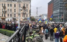 До протестувальників під будівлею КСУ вийшов чиновник, проте діалогу між ними не склалося