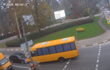 З'явилося відео моторошної ДТП під Києвом: дівчина-пішохід потрапила під колеса маршрутки