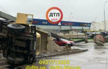 У Києві на дорогу впав будівельний кран і розчавив автомобіль (фото, відео)