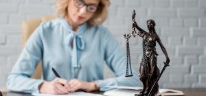 В Украине отмечают День юриста 2024: красивые поздравления и открытки