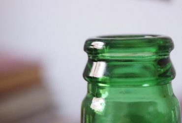 У Миколаєві хулігани кинули з вікна багатоповерхівки пляшку і потрапили в жінку з дитиною