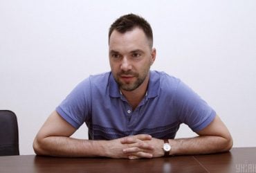 Ворог намагається просуватися у оперативних напрямках 6 міст, але зазнає втрат - Арестович