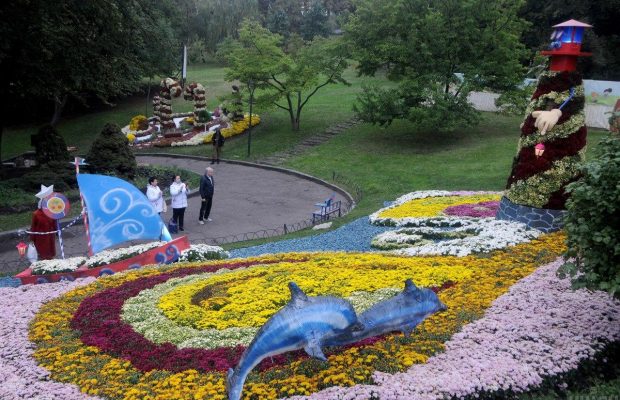 Метровые пирожные и мороженое: на Певческом поле открылась "сладкая" выставка (фоторепортаж)