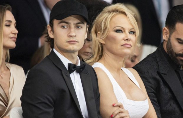 Полуобнаженная Памела Андерсон показала себя в молодости