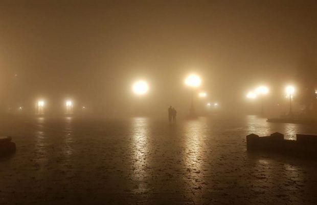 Туман у Києві: мешканці столиці діляться в соцмережах захопливими фото нічного міста