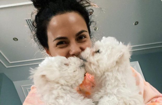 "Слишком сладкие": Настя Каменских умилила сеть трогательными фото со щенками