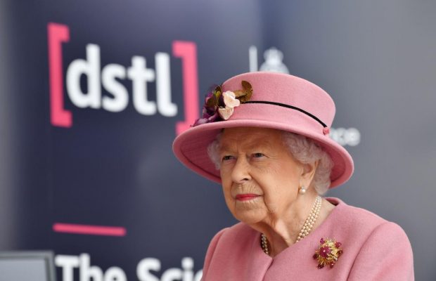 Королева Єлизавета II вперше з'явилася на публіці після карантину (фото)