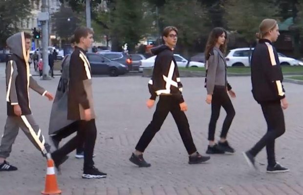 Во Львове молодые дизайнеры презентовали коллекцию светящейся одежды (видео)