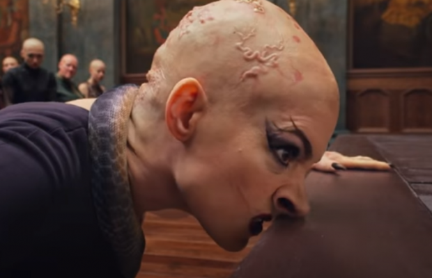 Клыки и раздвоенный язык: Warner Bros. показала Энн Хэтэуэй в образе жуткой ведьмы (видео)