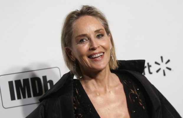 Шэрон Стоун показала, как проходила обследование груди