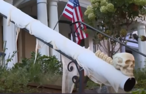 Хеловін за умов карантину: у США вигадали спосіб, як "дистанційно" пригощати дітей (відео)