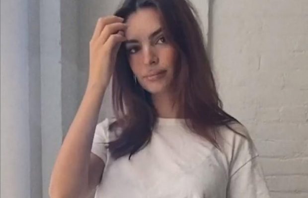 Емілі Ратаковскі оголосила про першу вагітність і показала животик в сексуальному відео