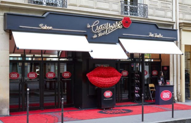 Эротика средь бела дня: знаменитое французское кабаре Crazy Horse меняет формат из-за коронавируса (видео)