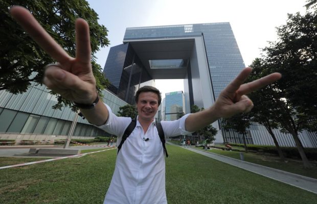 Другая сторона Гонконга: Дмитрий Комаров показал ферму на крыше небоскреба и познакомился с «королем змей» (видео)