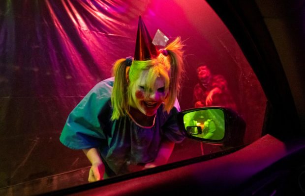 Drive-in Halloween: в Лас-Вегасе придумали, как посещать "комнаты ужасов" в карантин (фоторепортаж)