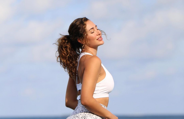 Модель Ана Чері в тугому корсеті засвітила пишні форми