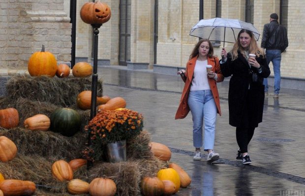 Дух Хеловіну у Києві: як столицю прикрасили до найстрашнішого свята року (фоторепортаж)