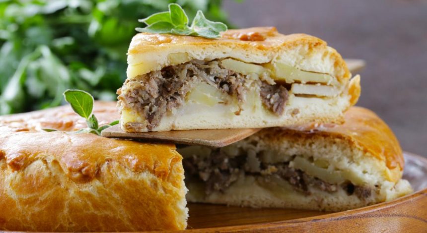 Нежно-сочный мясной пирог: как приготовить вкусную выпечку