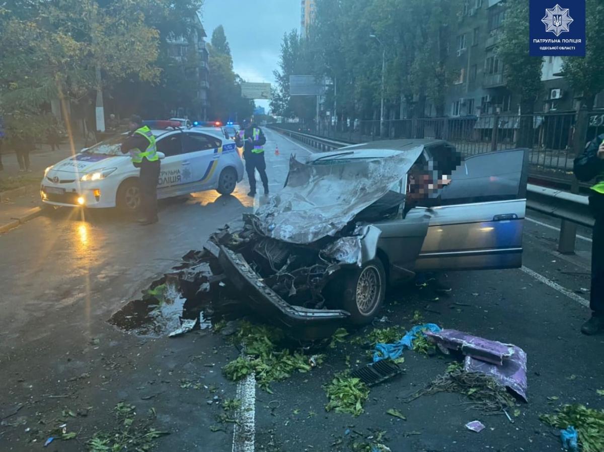 Злоумышленник угнал авто и устроил на нем аварию / фото патрульная полиция Одесской области