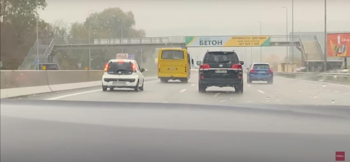 Журналісти помітили автомобіль депутата Toyota Land Cruiser на Одеській трасі / скріншот з відео Журналісти помітили автомобіль депутата Toyota Land Cruiser на Одеській трасі / скріншот з відео