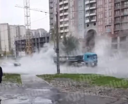 Прорив стався поруч з новобудовою / скріншот з відео Прорив стався поруч з новобудовою / скріншот з відео
