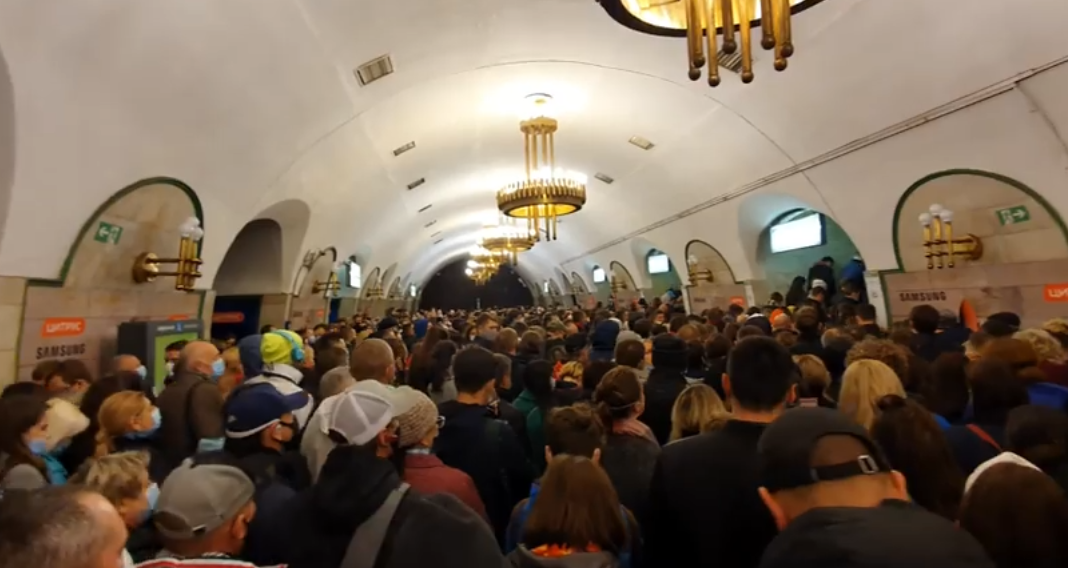 В метро вводят ограничения / скриншот видео В метро вводят ограничения / скриншот видео
