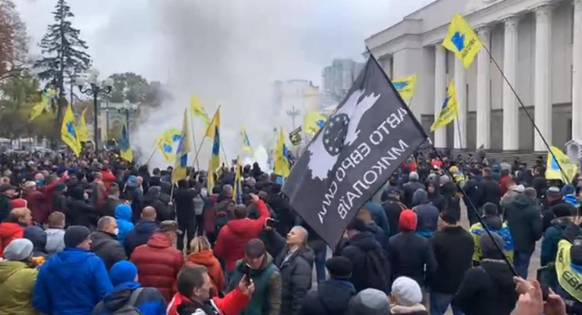 Под Радой собрались сотни протестущих / скриншот из видео Под Радой собрались сотни протестущих / скриншот из видео