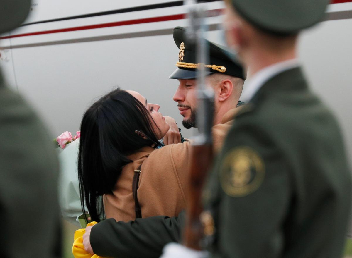 Віталій Марків зустрівся з дружиною / фото REUTERS Віталій Марків зустрівся з дружиною / фото REUTERS
