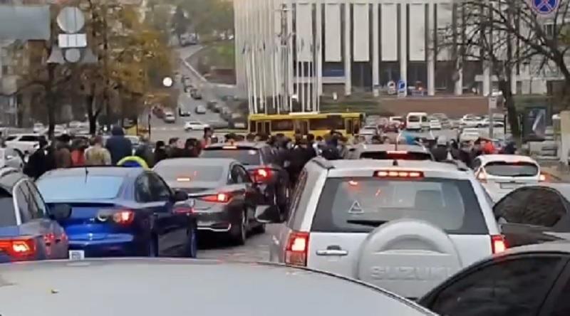 Затори Київ - де зараз найбільші затори, затори на Грушевського через євробляхи / Скріншот Затори Київ - де зараз найбільші затори, затори на Грушевського через євробляхи / Скріншот