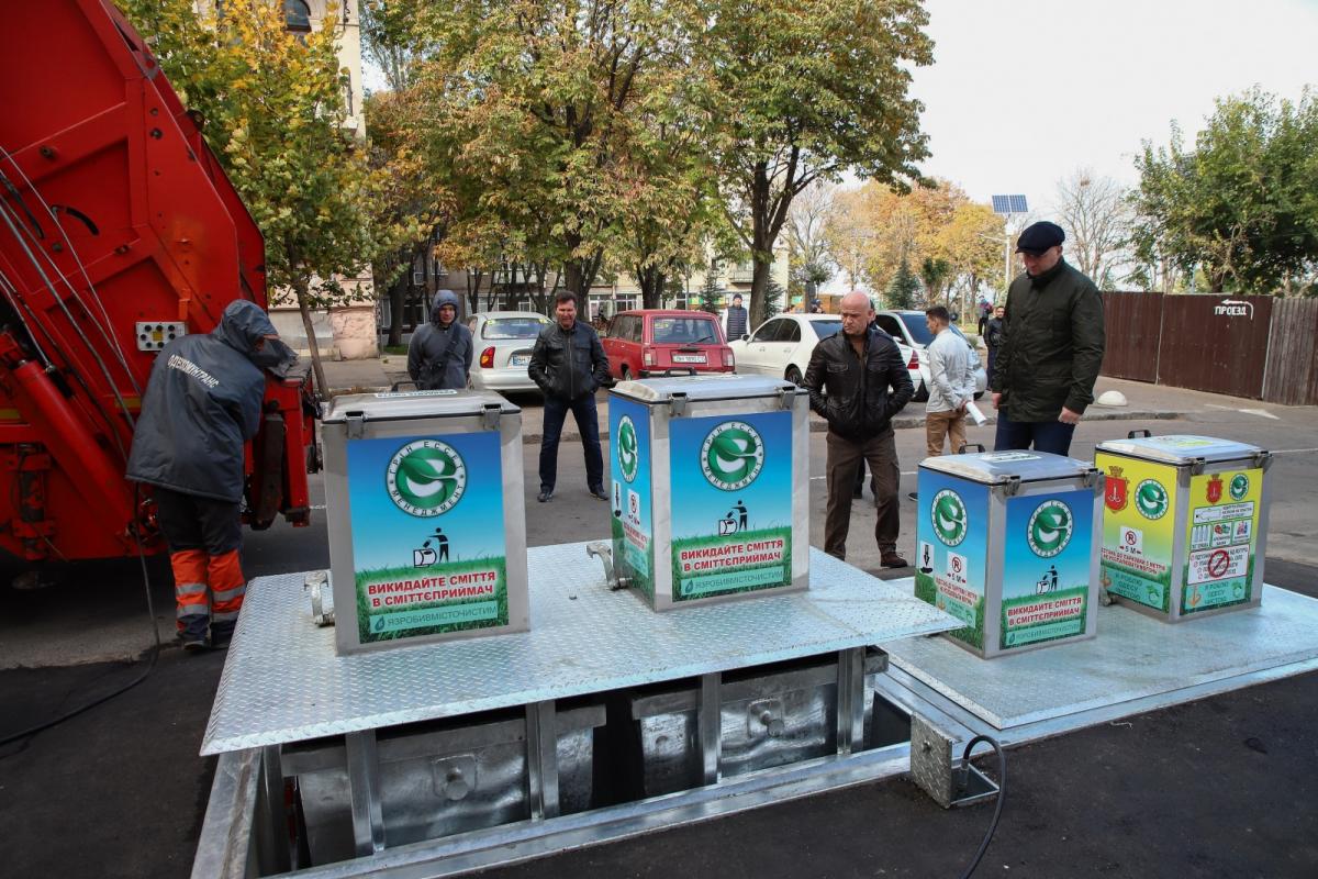 В Одесі встановлюють підземні контейнери для збору сміття / фото omr.gov.ua В Одесі встановлюють підземні контейнери для збору сміття / фото omr.gov.ua