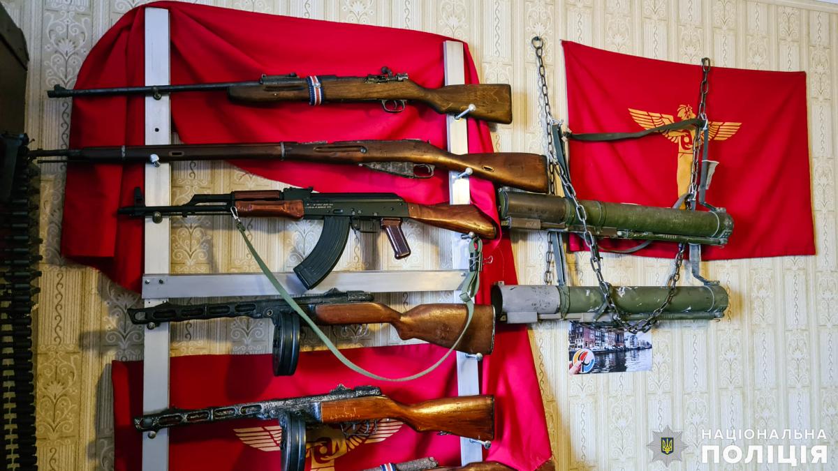 У николаевского психолога писателя изъяли винтовки и автоматы / Нацполиция У николаевского психолога писателя изъяли винтовки и автоматы / Нацполиция