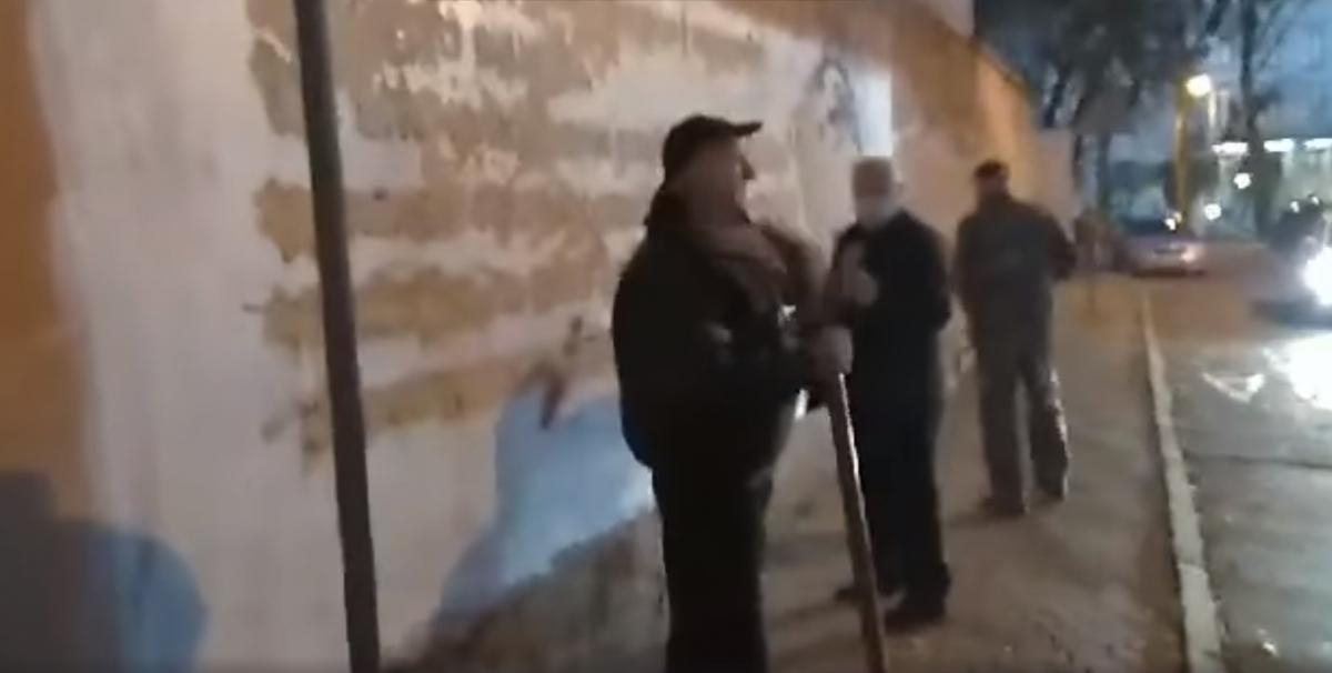 Коммунальщики объяснили, что делают это якобы ради благоустройства города / скриншот из видео Коммунальщики объяснили, что делают это якобы ради благоустройства города / скриншот из видео